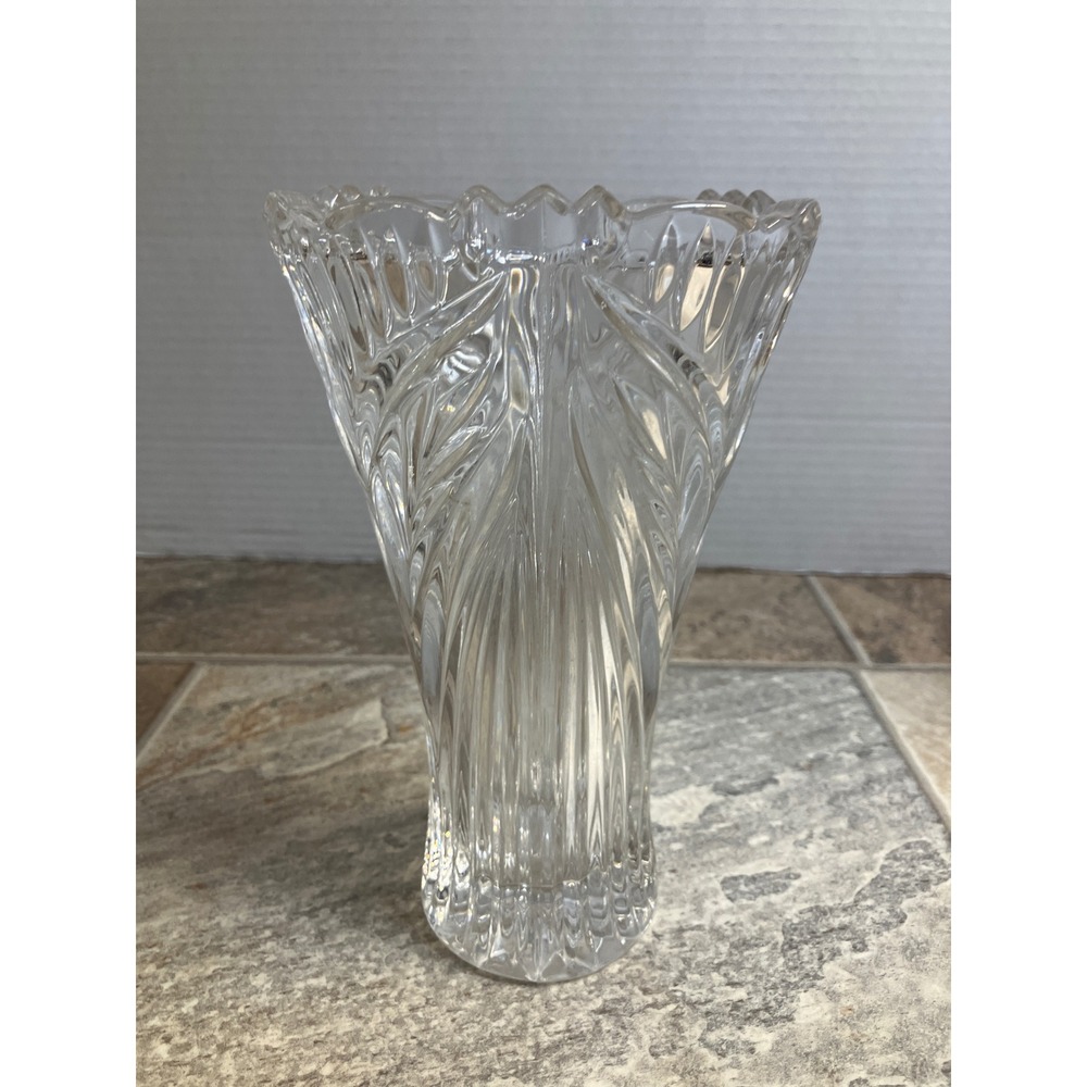 Clear Crystal Glass Vase‎ Twisted Leaf Pattern Fluted Rim Table Decor